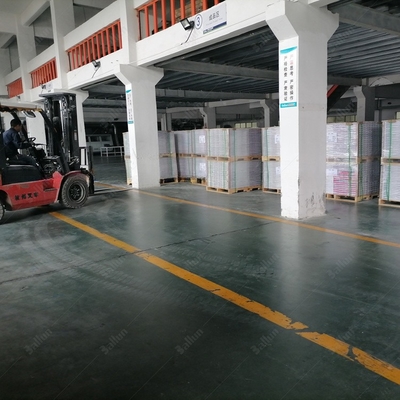 Anti-Slip PVC LVT Self-Adhesive Vinyl Flooring Plank ISO9001/CE Certified 2-7mm Thickness