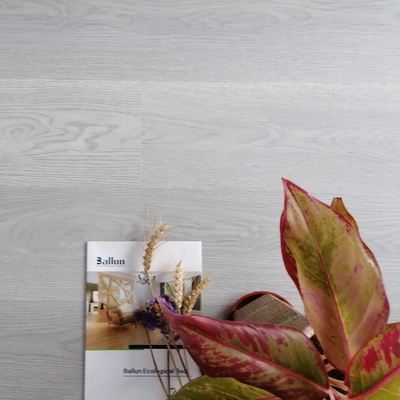 Waterproof and Wear Resistant SPC Flooring in Gray Wood Veneer with Click Lock System